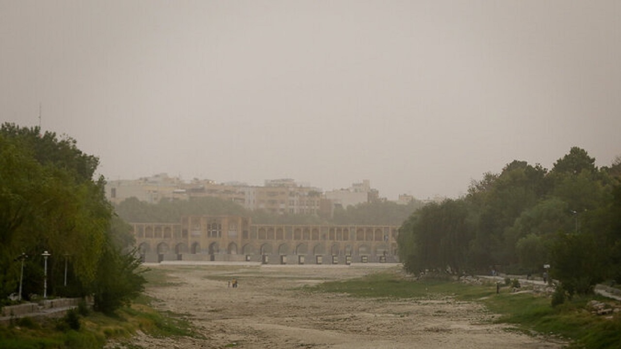 کانون‌های گرد و خاک بیشتر مناطق استان اصفهان را فرا می‌گیرد