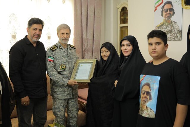 دیدار سرلشکر حاتمی با خانواده شهید سرهنگ «محمد علیزاده» دیدار سرلشکر حاتمی با خانواده شهید سرهنگ «محمد علیزاده»