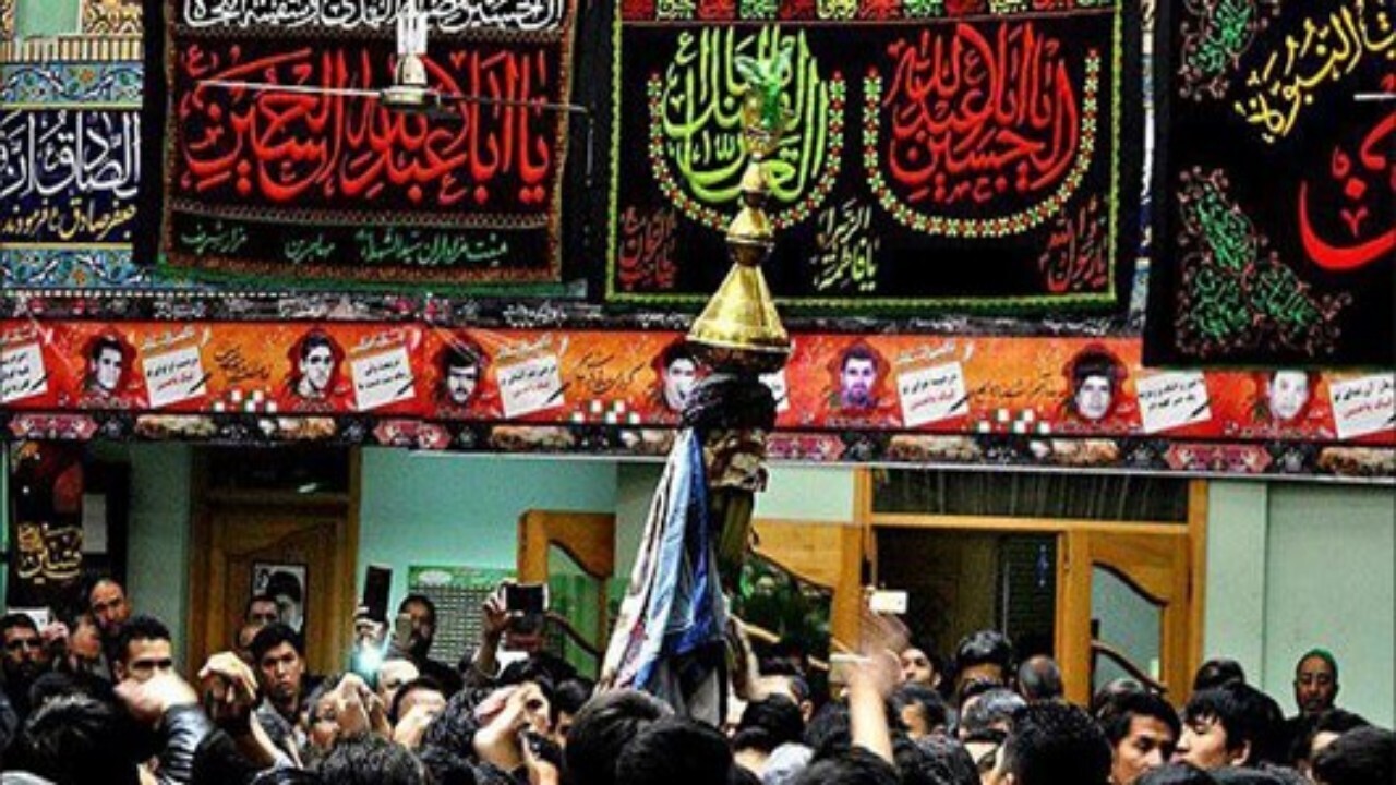 مراسم علم کشی برگزار شد؛ مهاجرین در عزای حسینی + فیلم