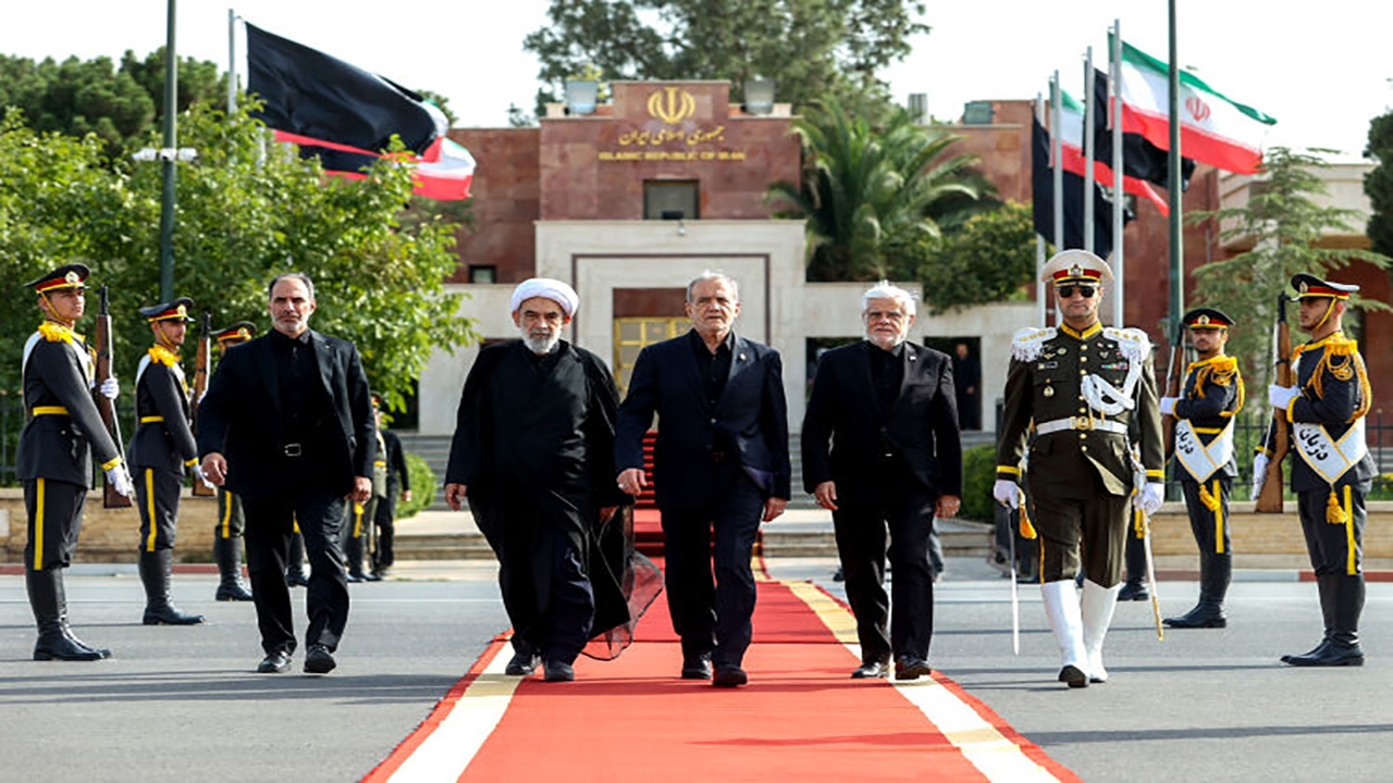 پزشکیان عازم جمهوری آذربایجان شد