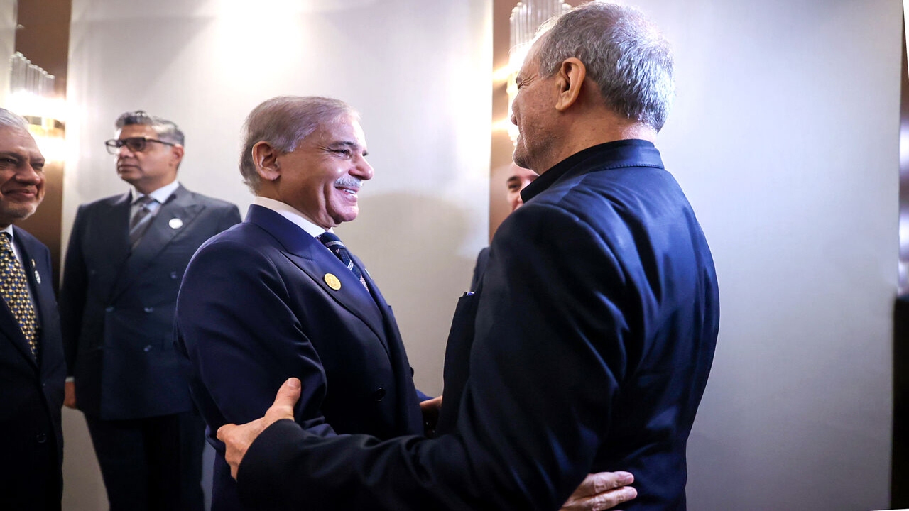 پزشکیان با نخست وزیر پاکستان دیدار و گفت‌و‌گو کرد