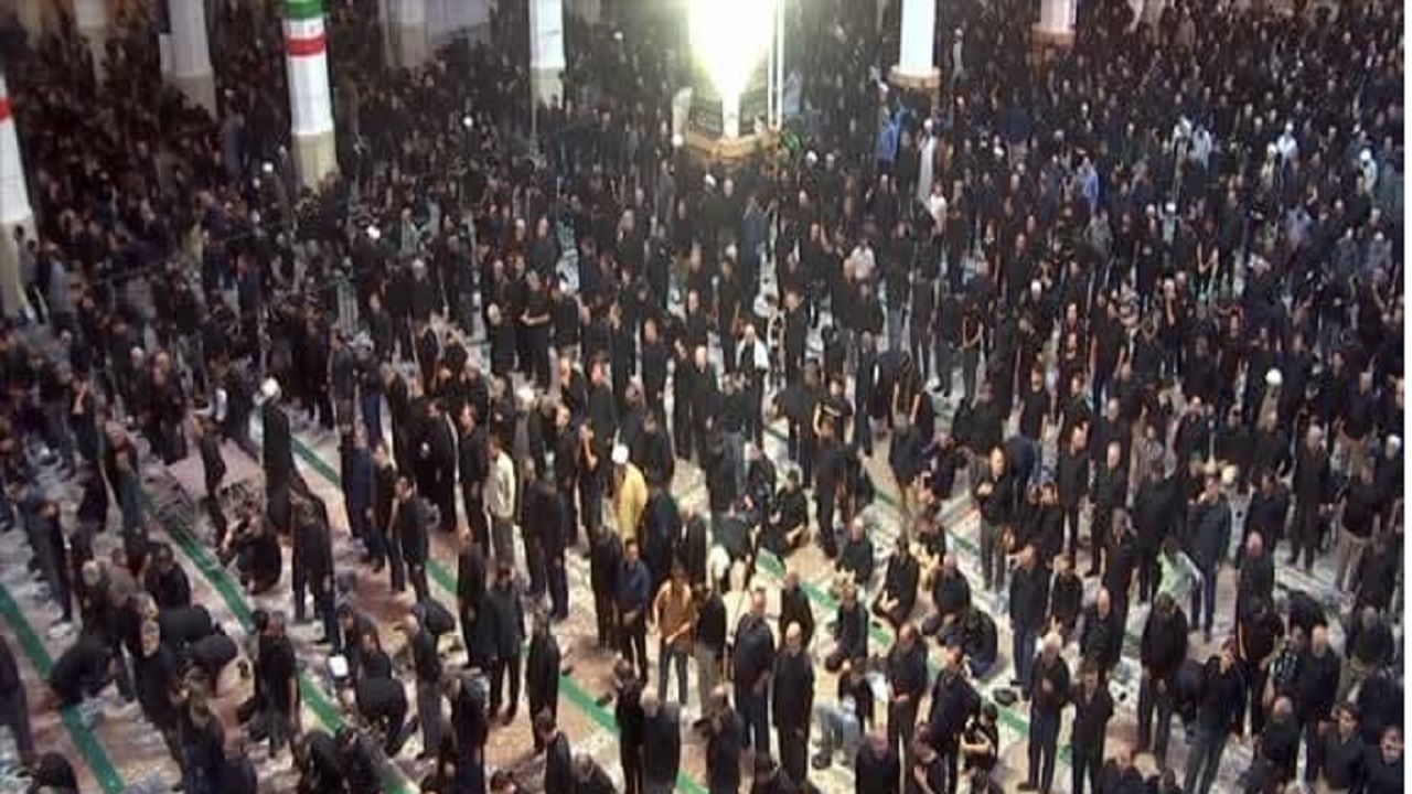 اقامه باشکوه نماز ظهر تاسوعا در حرم حضرت معصومه (س)