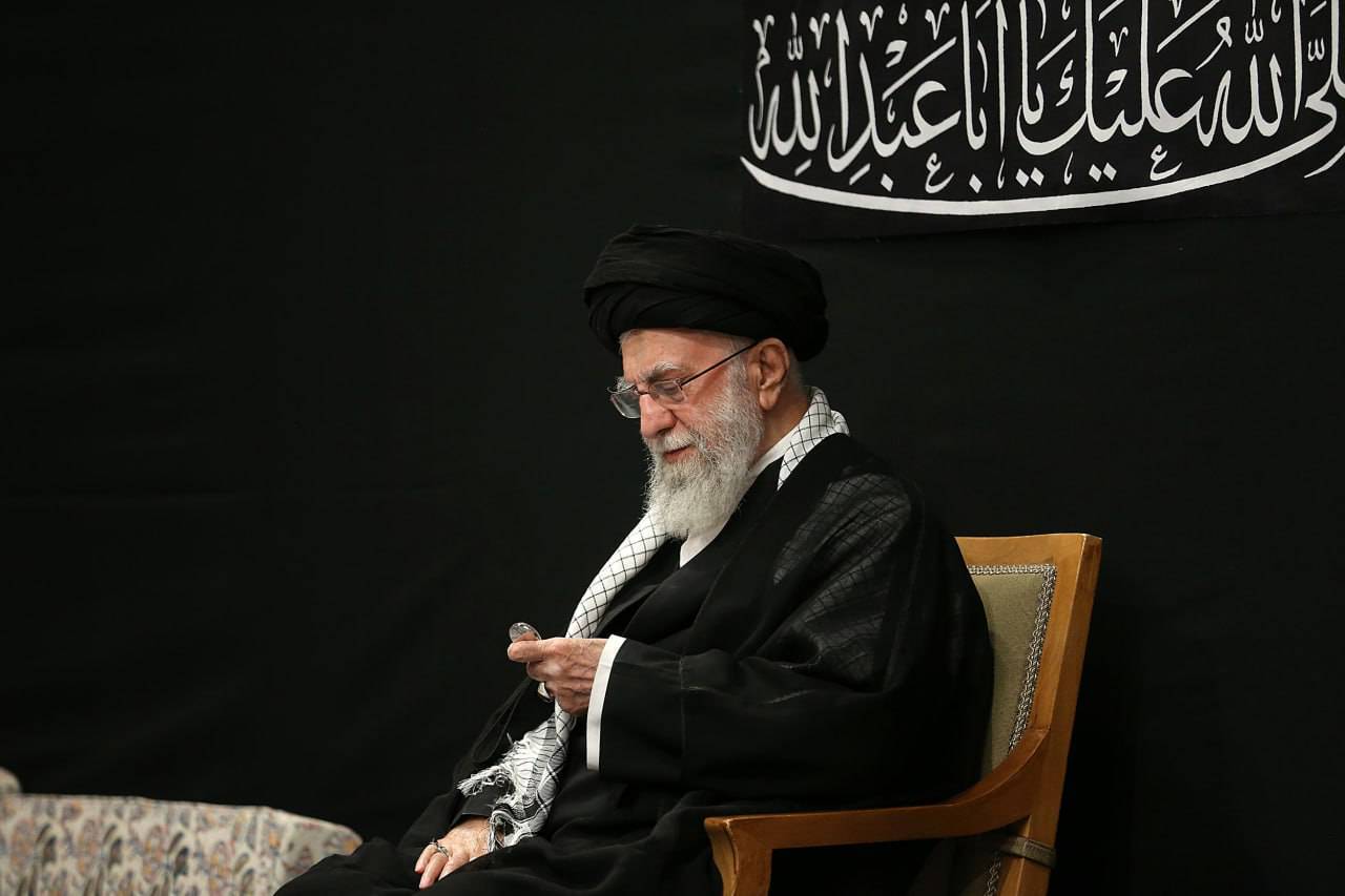 تصاویر ورود و حضور رهبر انقلاب در حسینیه امام خمینی(ره) در مراسم عزاداری شب عاشورای حسینی تصاویر ورود و حضور رهبر انقلاب در حسینیه امام خمینی(ره) در مراسم عزاداری شب عاشورای حسینی