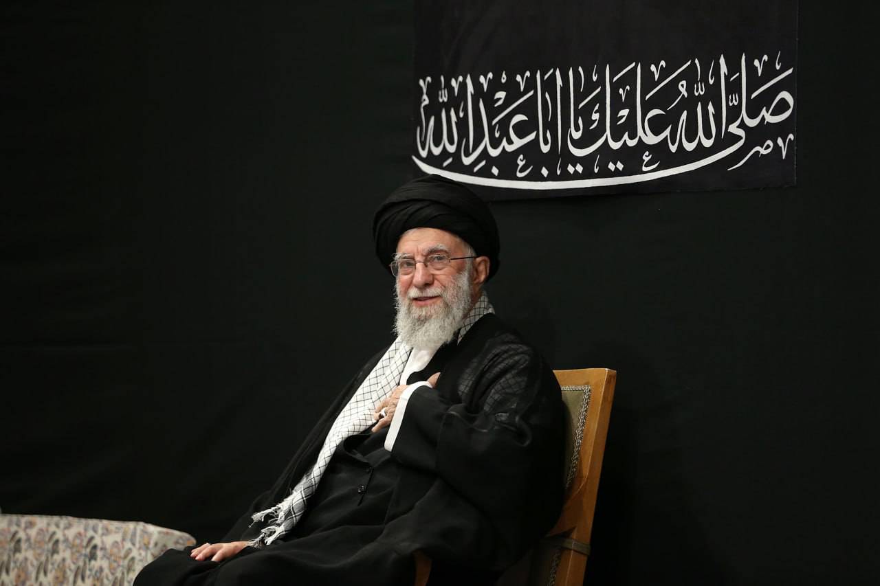 تصاویر ورود و حضور رهبر انقلاب در حسینیه امام خمینی(ره) در مراسم عزاداری شب عاشورای حسینی تصاویر ورود و حضور رهبر انقلاب در حسینیه امام خمینی(ره) در مراسم عزاداری شب عاشورای حسینی
