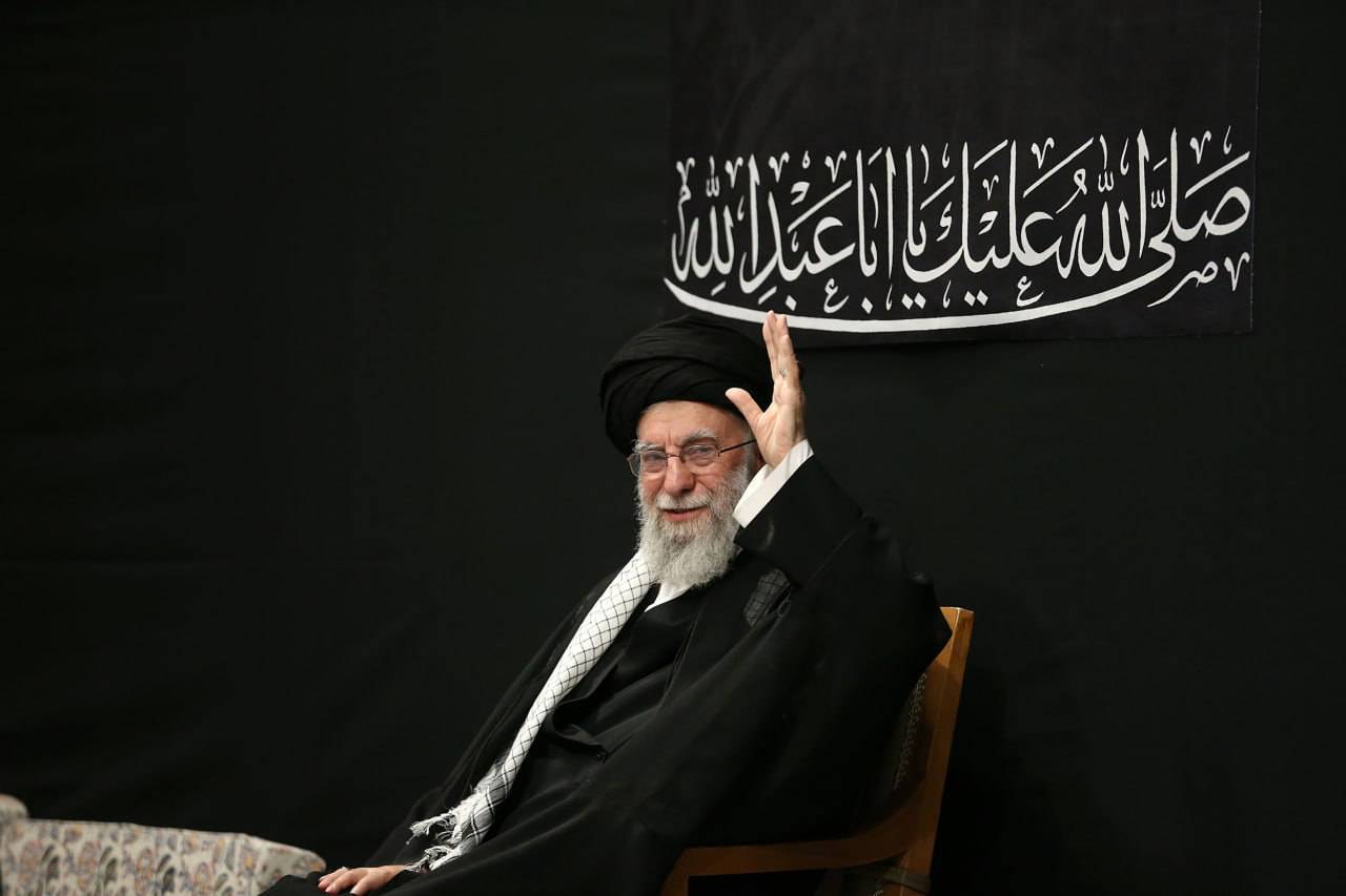 تصاویر ورود و حضور رهبر انقلاب در حسینیه امام خمینی(ره) در مراسم عزاداری شب عاشورای حسینی تصاویر ورود و حضور رهبر انقلاب در حسینیه امام خمینی(ره) در مراسم عزاداری شب عاشورای حسینی