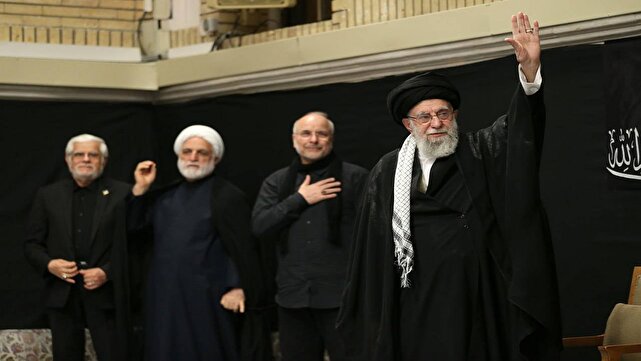 تصاویر ورود و حضور رهبر انقلاب در حسینیه امام خمینی(ره) در مراسم عزاداری شب عاشورای حسینی تصاویر ورود و حضور رهبر انقلاب در حسینیه امام خمینی(ره) در مراسم عزاداری شب عاشورای حسینی
