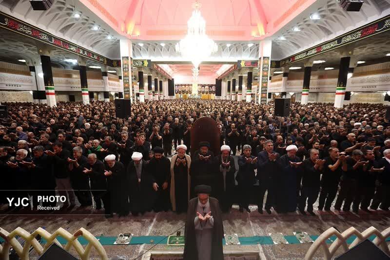 اقامه نماز ظهر عاشورا در قم+تصاویر اقامه نماز ظهر عاشورا در قم+تصاویر