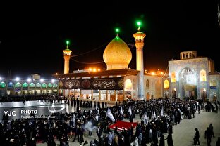 لاله‌گردانی شام غریبان در حرم شاهچراغ (ع)