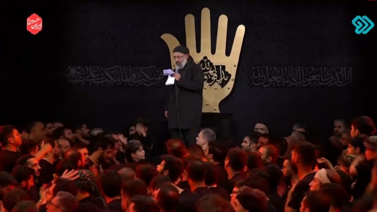 عزاداری پرشور سوگواران حسینی در جلسه مداحی حاج محمود کریمی در محرم ۱۴۰۴ + فیلم
