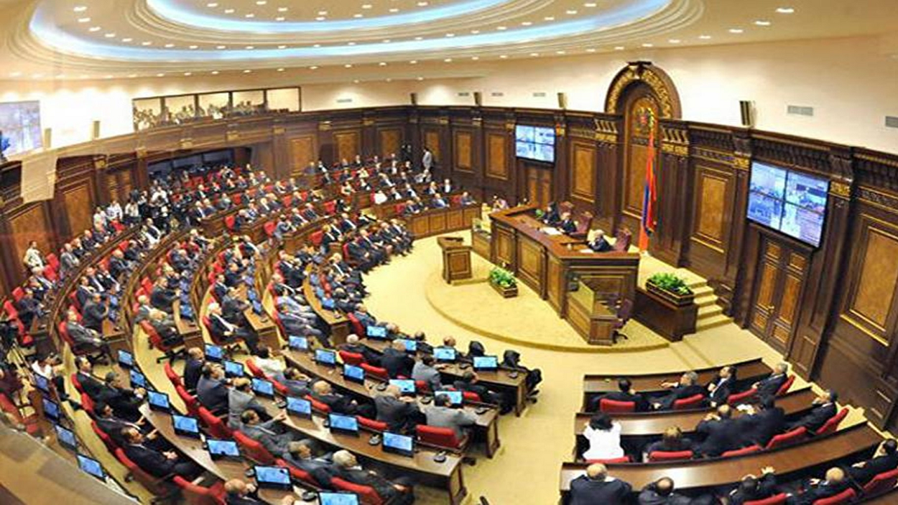 درگیری خشونت‌آمیز در پارلمان ارمنستان+ فیلم