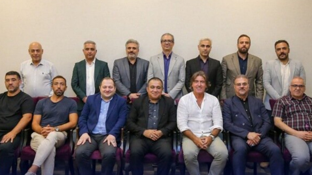جلسه و عکس یادگاری شبانه مدیران استقلال با ساپینتو