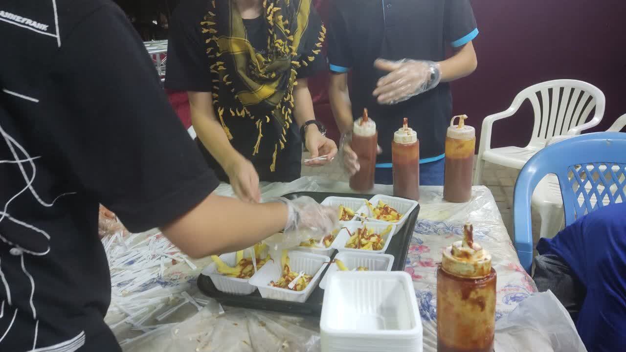 گزارش تصویری از برپایی ایستگاه صلواتی قمی&zwnj;ها در شب&zwnj;های محرمی