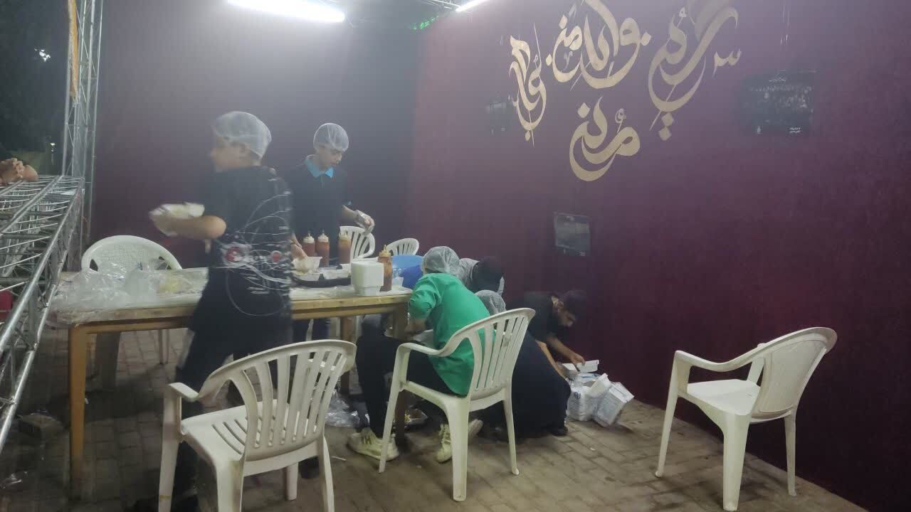 گزارش تصویری از برپایی ایستگاه صلواتی قمی&zwnj;ها در شب&zwnj;های محرمی