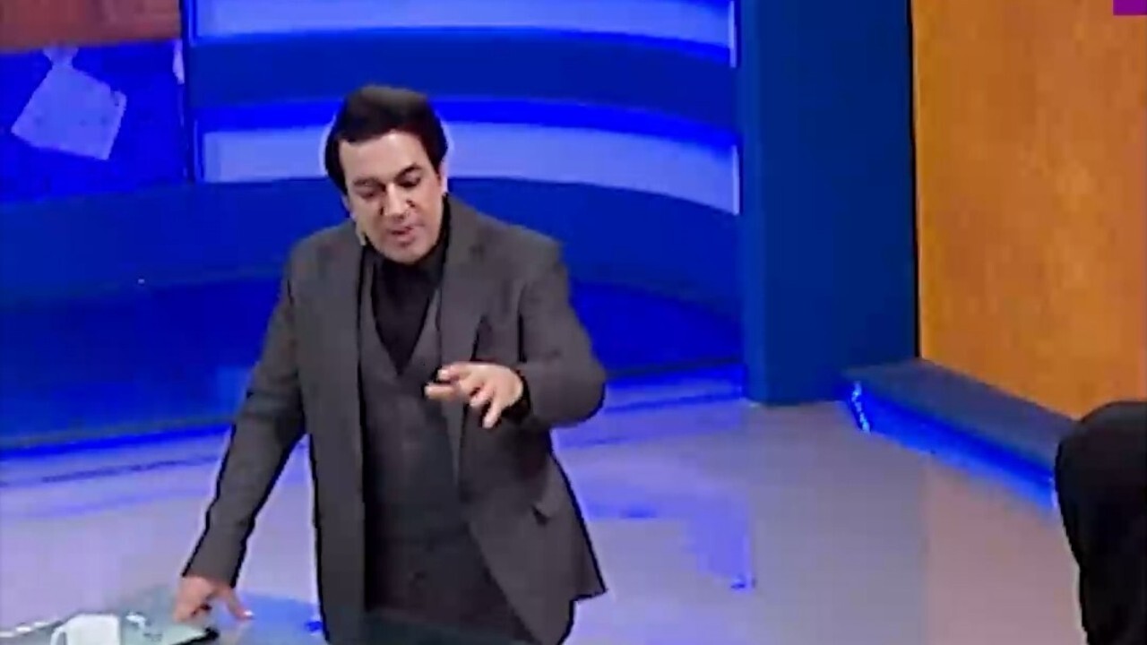 معنای ضرب‌المثل از خروس خون تا بوق سگ کار می‌کند به زبان ساده + فیلم