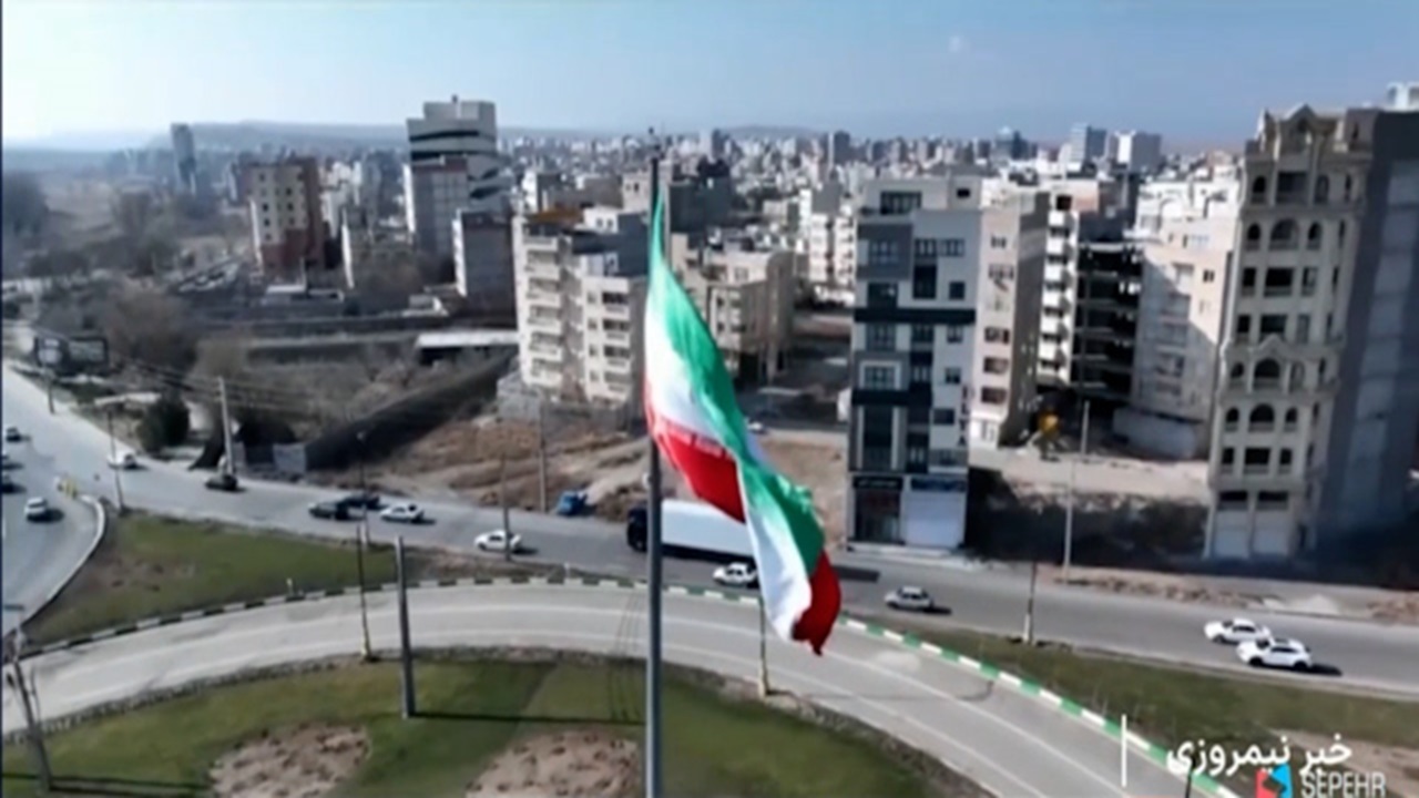 پرچم سه رنگ ایران بر فراز آسمان + فیلم