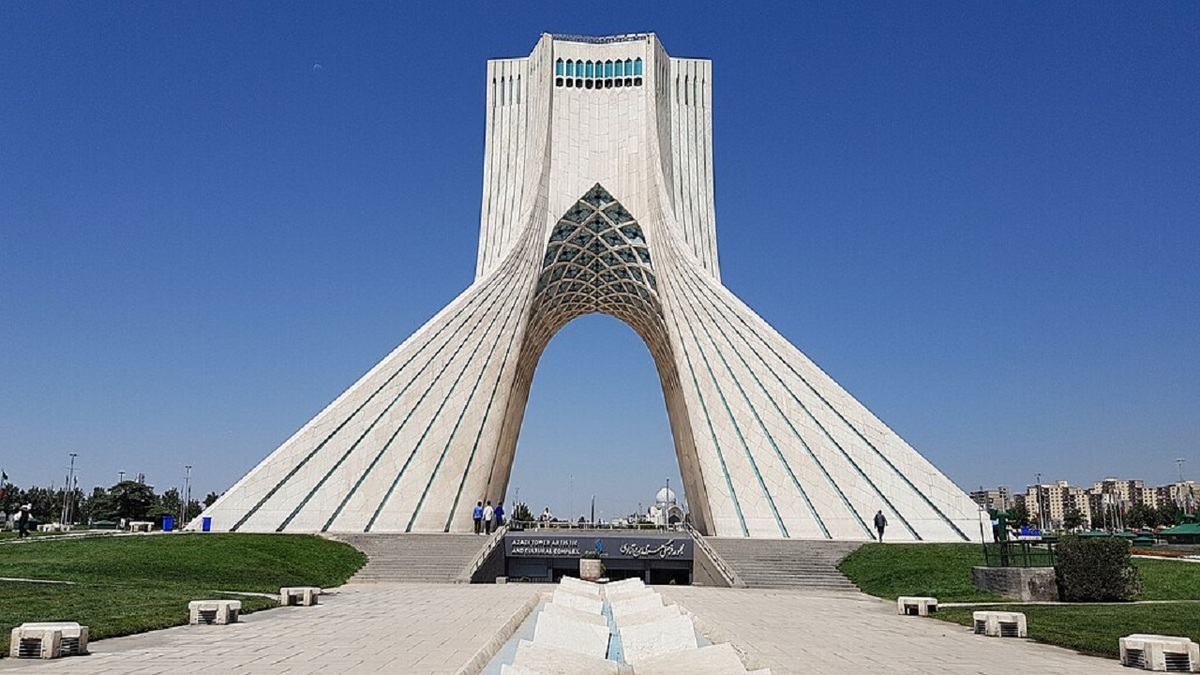 باشگاه خبرنگاران -نقش «گل‌ها و نماد‌های ملی جهان» بر پیکره برج آزادی + تصاویر