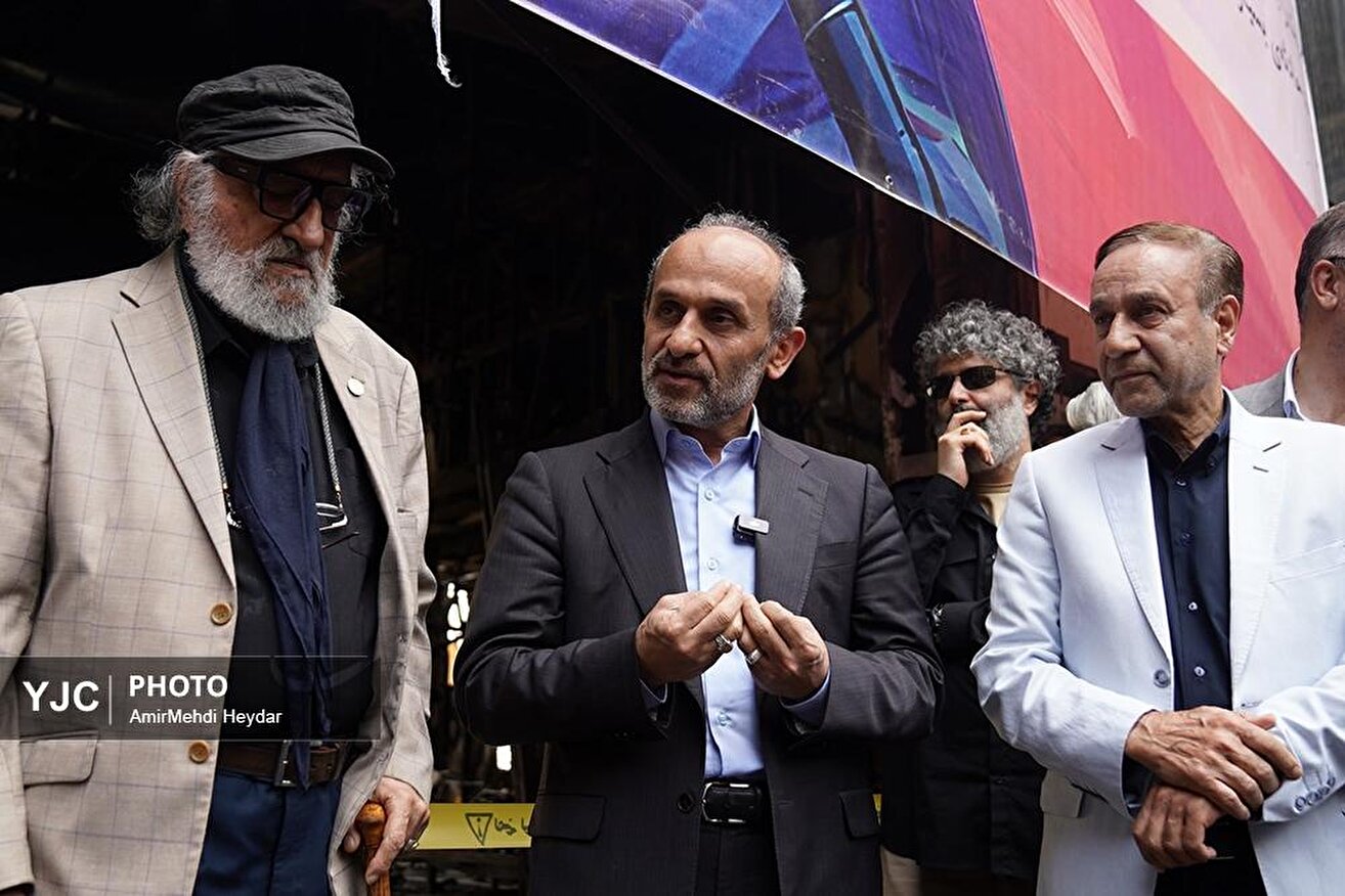 بازدید بازیگران و هنرمندان پیشکسوت رسانه ملی از ساختمان شیشه‌ای صدا و سیما پس از حمله صهیونیست‌ها
