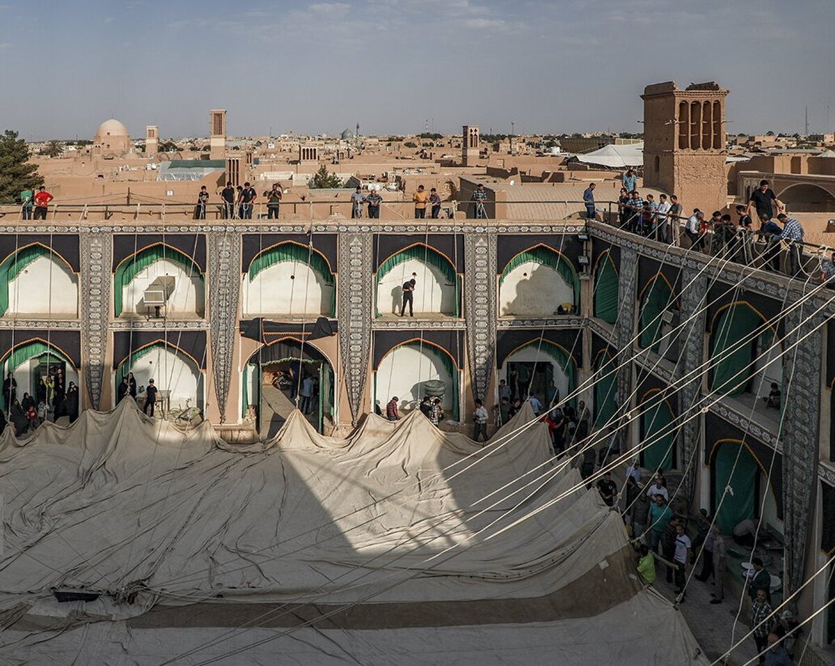 باشگاه خبرنگاران -برافراشته شدن پرچم‌ و بیرق‌ عزای امام حسین (ع) به رسم یزدی‌ها