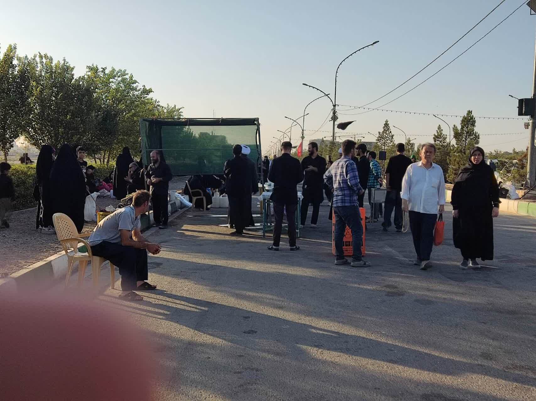 برپایی ایستگاه صلواتی در مسیر قم به جمکران