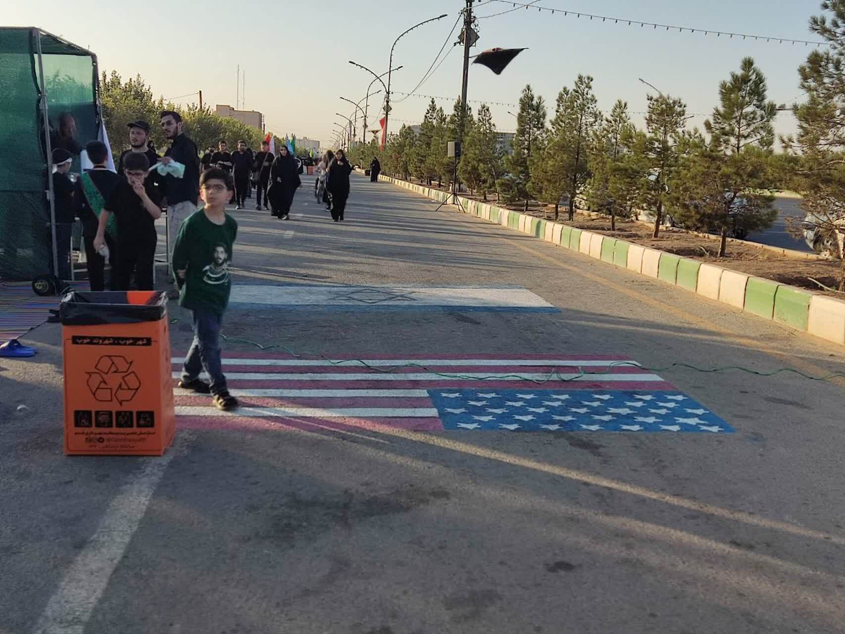 برپایی ایستگاه صلواتی در مسیر قم به جمکران در آستانه اربعین