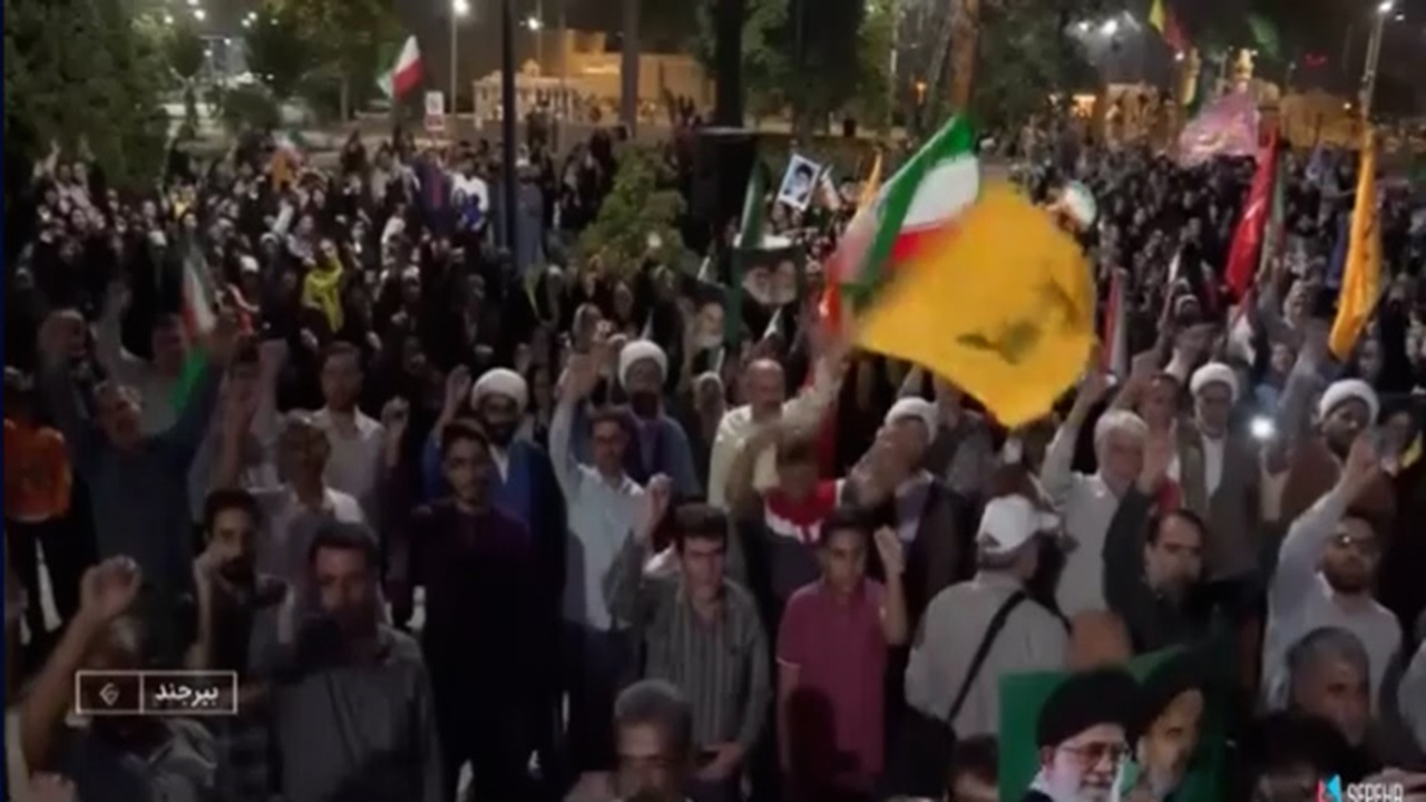 حمایت مردم از حمله به پادگان تروریستی آمریکا در قطر + فیلم