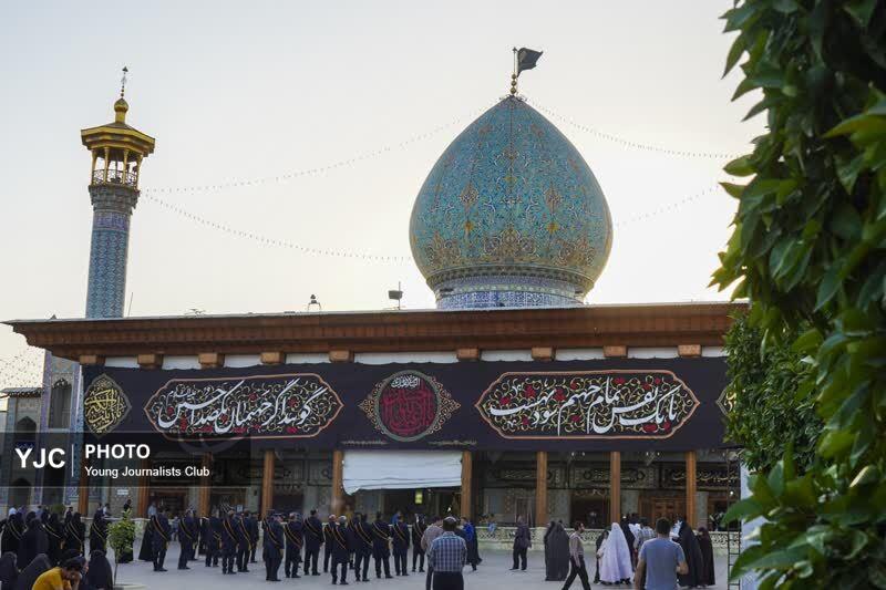 پرچم عزای حسینی بر فراز گنبد سومین حرم اهل بیت (ع) برافراشته شد + فیلم و تصاویر