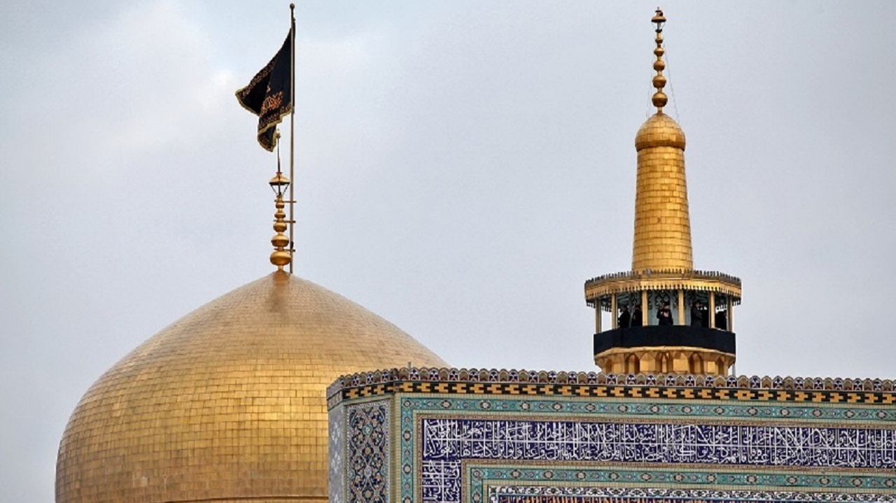تعویض پرچم گنبد حرم امام رضا علیه‌السلام در آغاز ماه محرم + فیلم