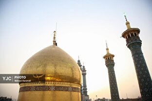 آیین تعویض پرچم گنبد حرم حضرت معصومه (س) در آستانه ماه محرم