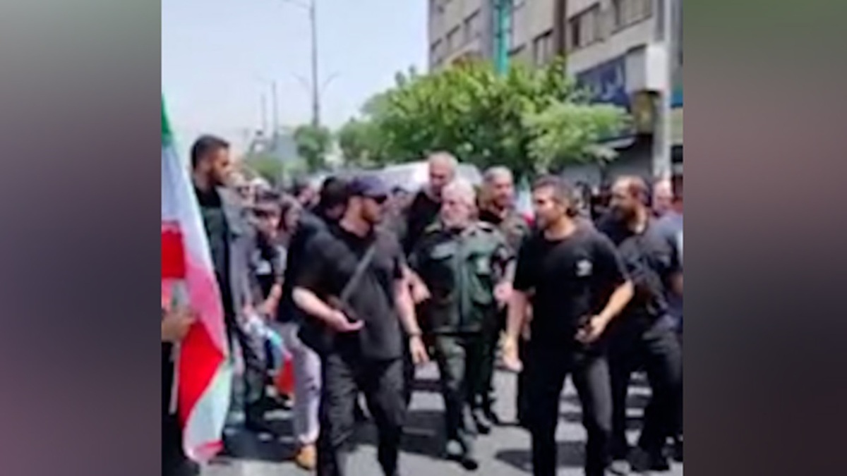 فرزند شهید حاجی زاده در آغوش مخبر + فیلم