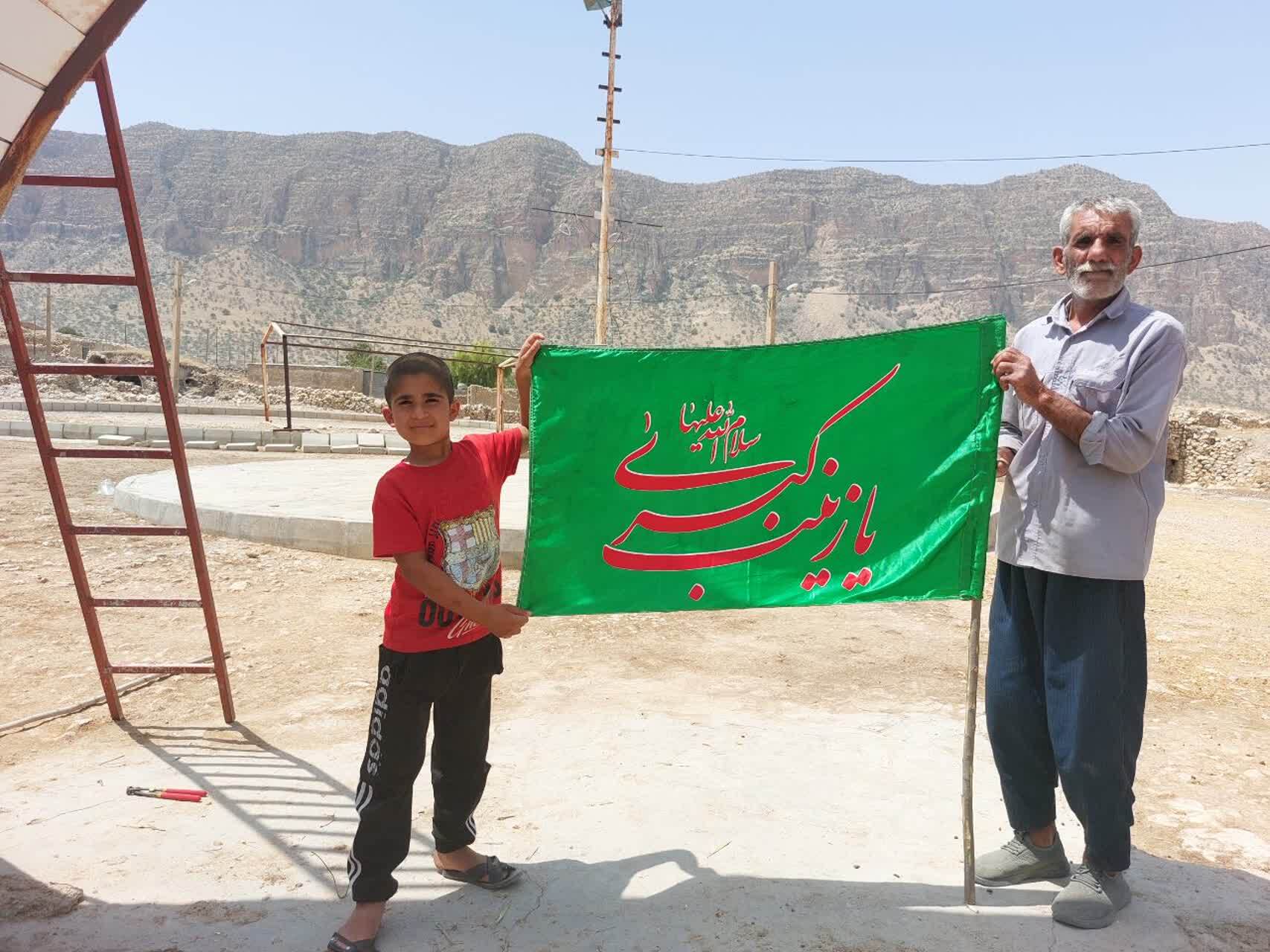 معابر روستای الیف کازرون با نصب پرچم&zwnj;های سیاه رنگ و بوی محرم گرفت