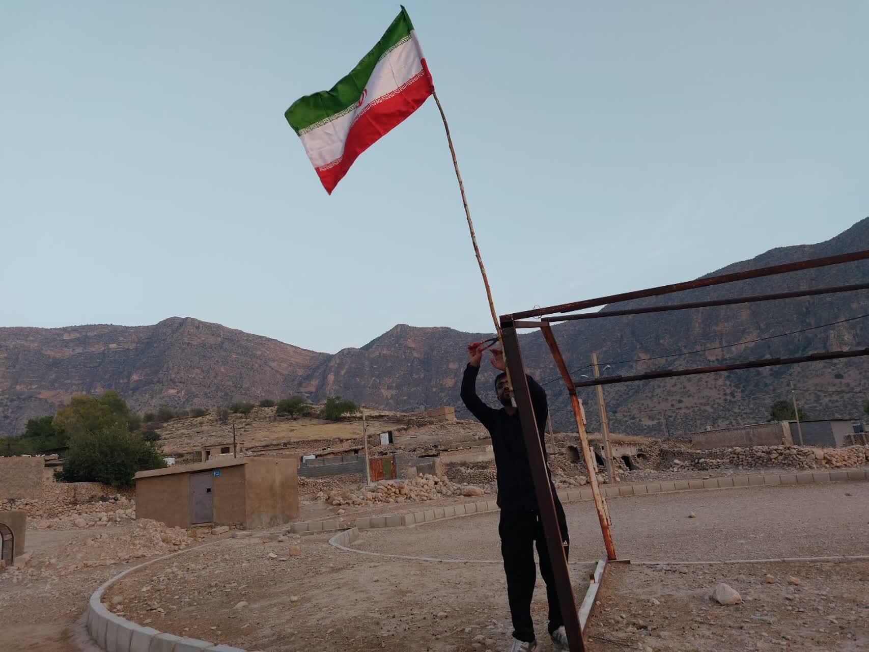 معابر روستای الیف کازرون با نصب پرچم&zwnj;های سیاه رنگ و بوی محرم گرفت
