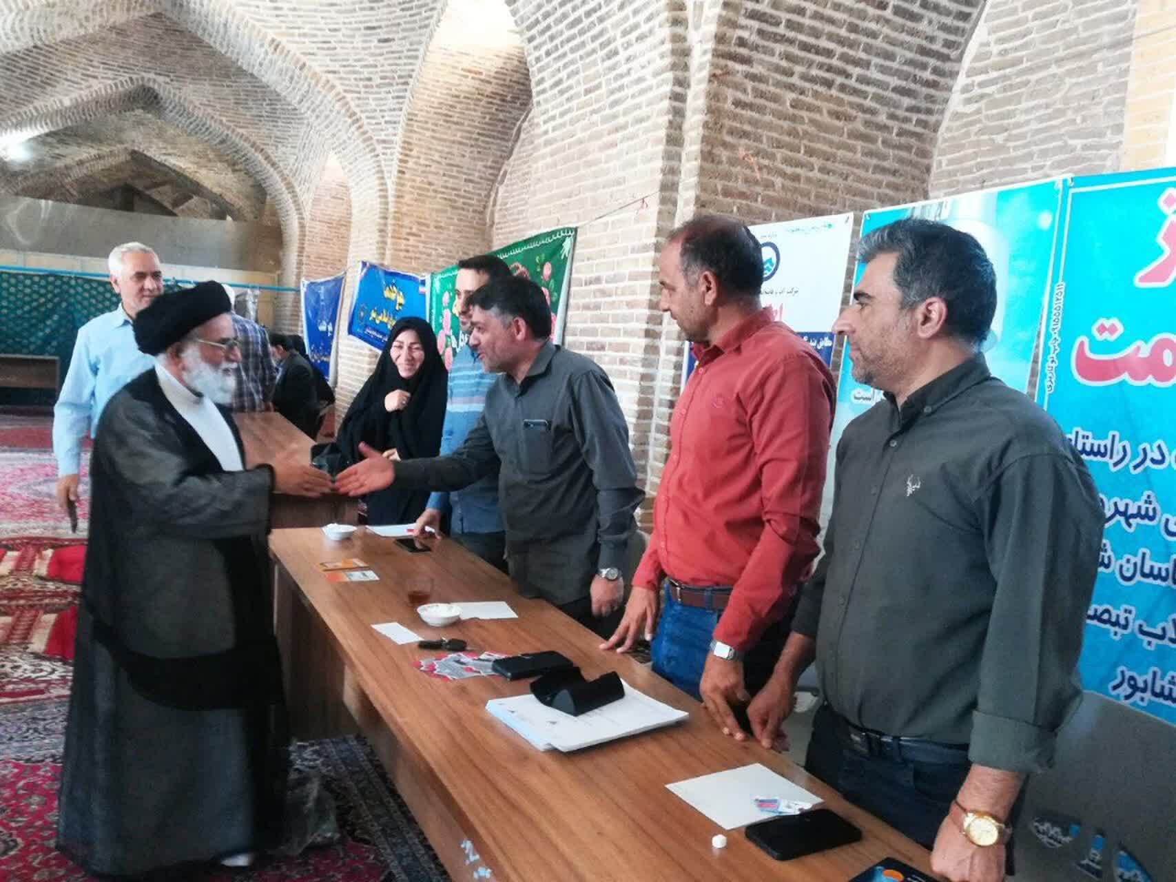 برپایی میز خدمت و رسیدگی آبفا نـیشابور به مشکلات نمازگزاران درمصلی نماز جمعه