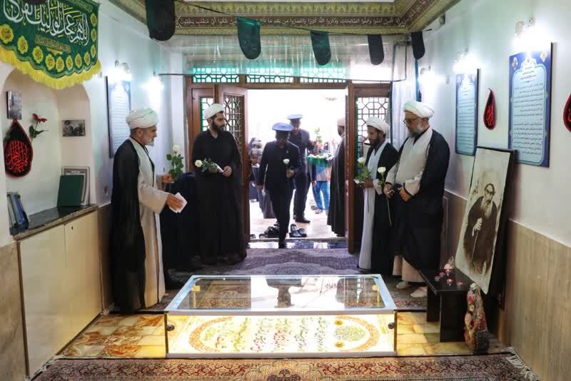 ادای احترام خادمان حرم بانوی کرامت به مقام شهید شیخ فضل&zwnj;الله نوری