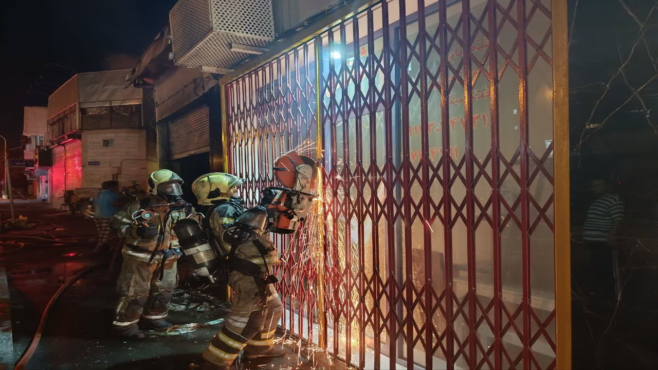 آتش‌سوزی گسترده کارگاه نجاری در خیابان انقلاب مهار شد