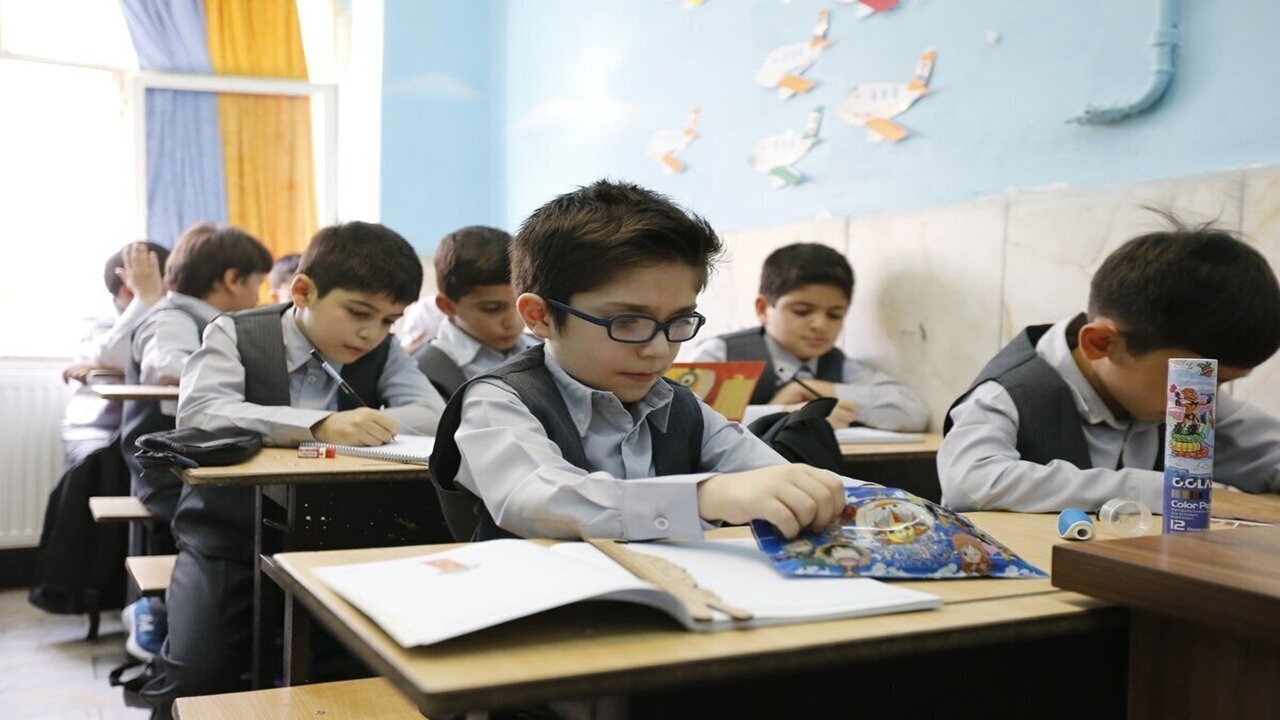 نوآموزان متولد مهر ماه در انتظار اصلاح سیستم ثبت نام در مدرسه