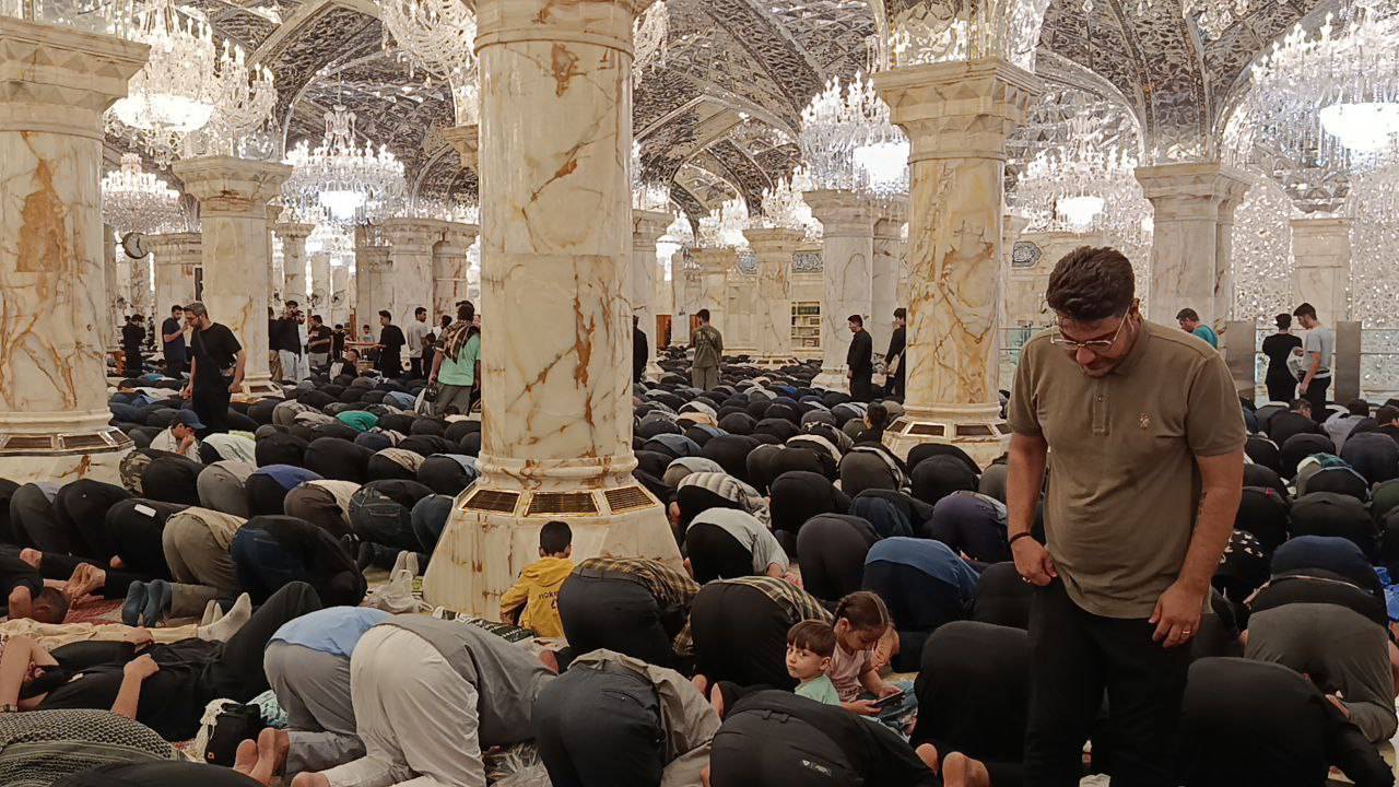 اقامه نماز در حرم امام علی(ع)