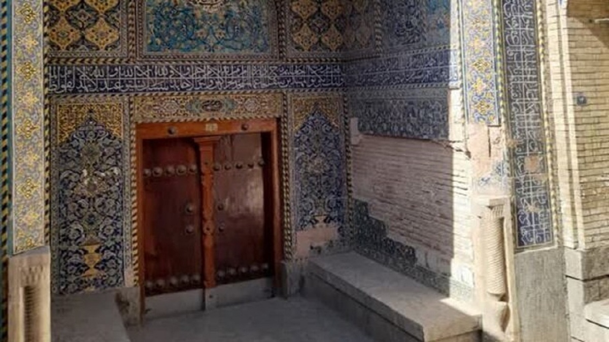 باشگاه خبرنگاران -مرمت دلیل برداشتن کاشی‌های مسجد رحیم‌خان بود؛سرقتی رخ نداده است