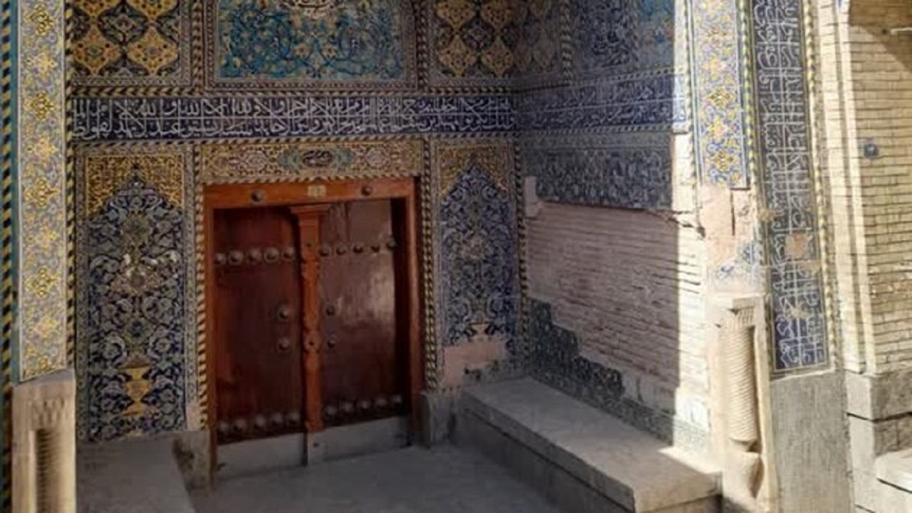 مرمت دلیل برداشتن کاشی‌های مسجد رحیم‌خان بود؛سرقتی رخ نداده است