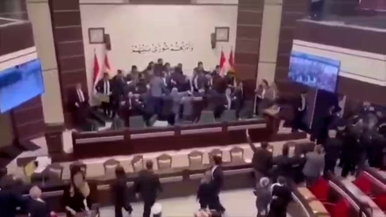 ‌کتک‌کاری و پرتاب کفش در پارلمان عراق + فیلم