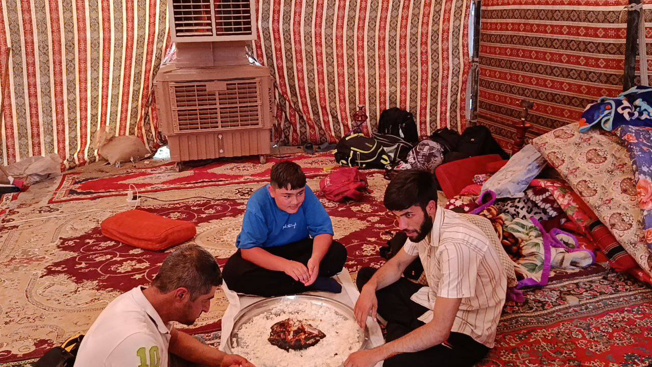 غذا خوردن پر مسیر اربعین