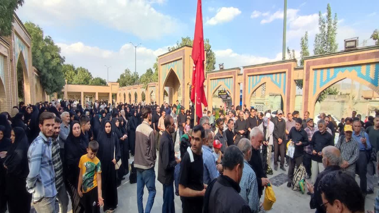 بدرقه پرشکوه کاروان پیاده‌روی انصارالحسین (ع) شهر صالح‌آباد؛ گامی در مسیر عشق و ارادت
