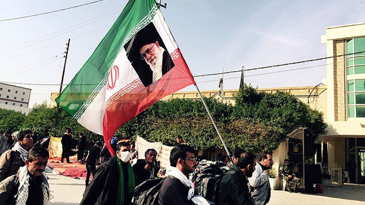 طنین شعار «اباالفضل علمدار، خامنه‌ای نگهدار» در حرم سیدالشهدا + فیلم
