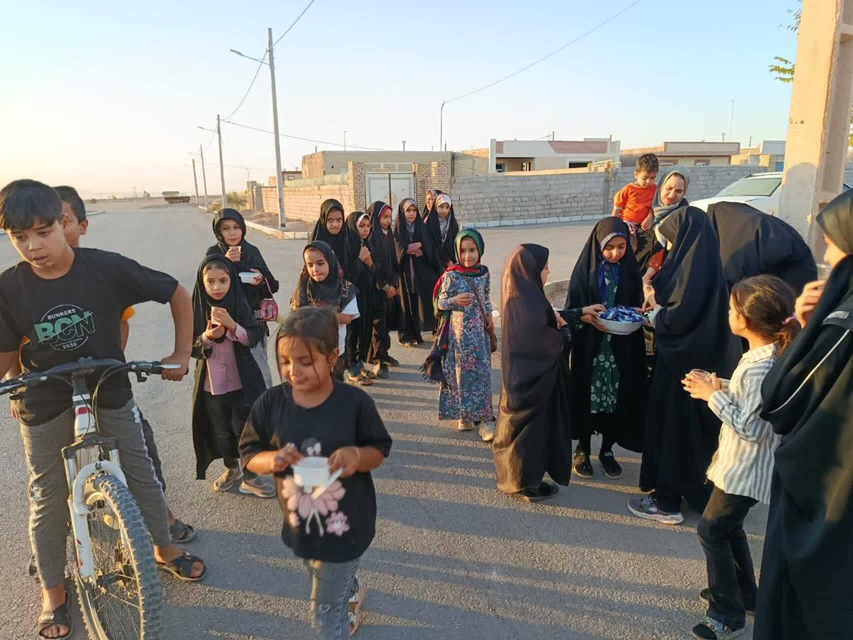 تصاویری از پذیرایی خالصانه کودکان روستای ده محمد با برپایی موکب در آستانه اربعین تصاویری از پذیرایی خالصانه کودکان روستای ده محمد با برپایی موکب در آستانه اربعین