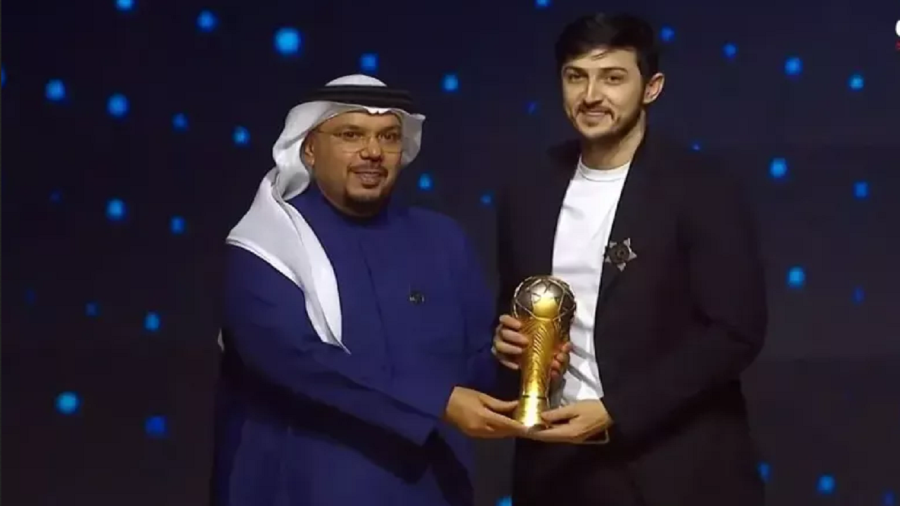 سردار آزمون برنده توپ طلای امارات شد