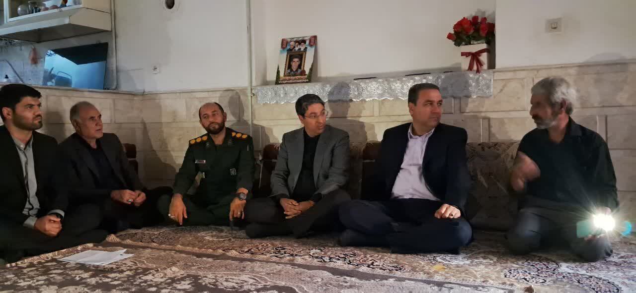 دیدار جمعی از مسئولان نیشابور با خانواده شهدای مدافع حرم