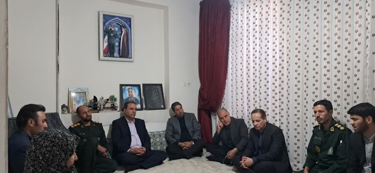 دیدار جمعی از مسئولان نیشابور با خانواده شهدای مدافع حرم