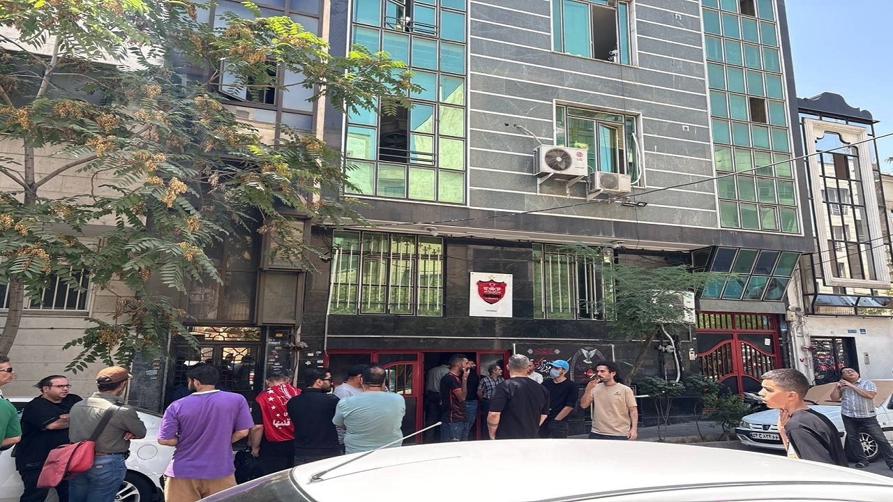 تجمع هواداران پرسپولیس جلوی درب باشگاه
