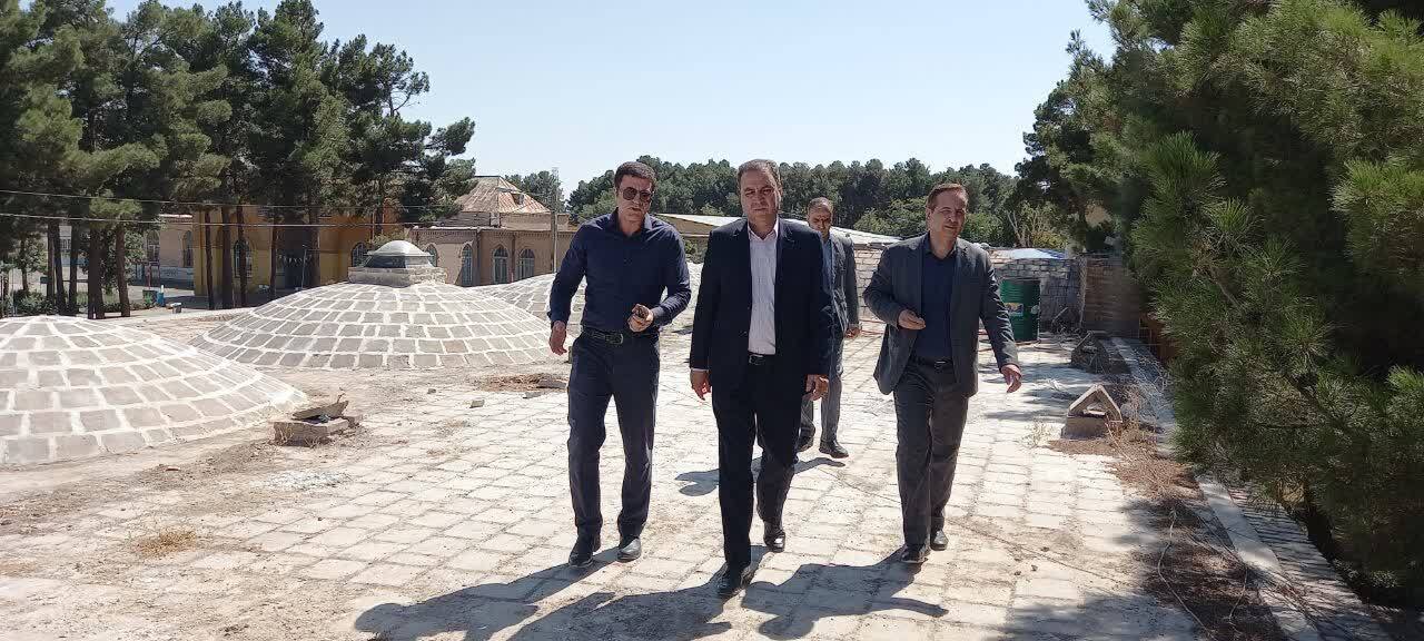 گوشه&zwnj;هایی از روند مرمت و بازدید جمعی از مسئولان نیشابور از کاروانسرای شاه عباسی نیشابور