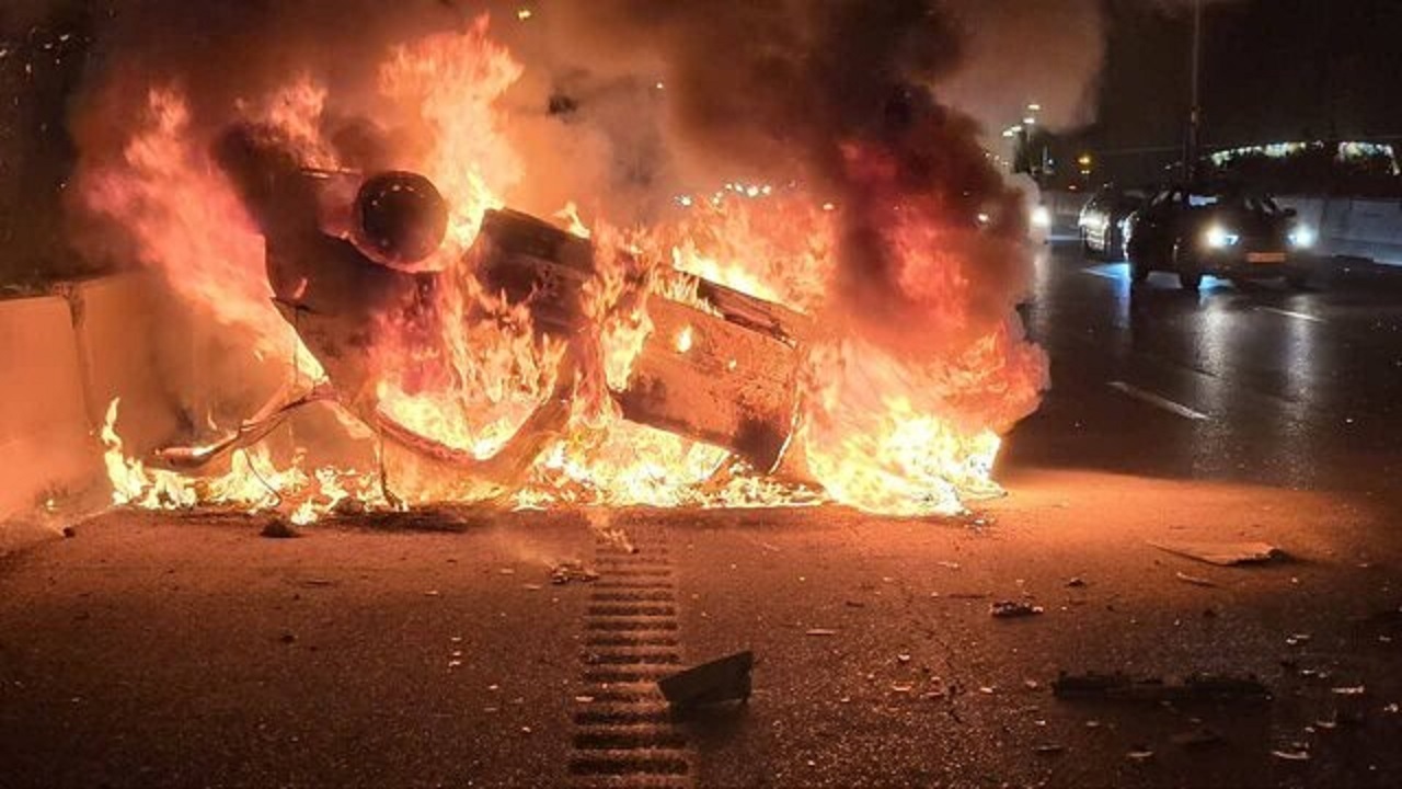 واژگونی و آتش‌سوزی مرگبار خودروی ۲۰۶ در بزرگراه تهران - قم