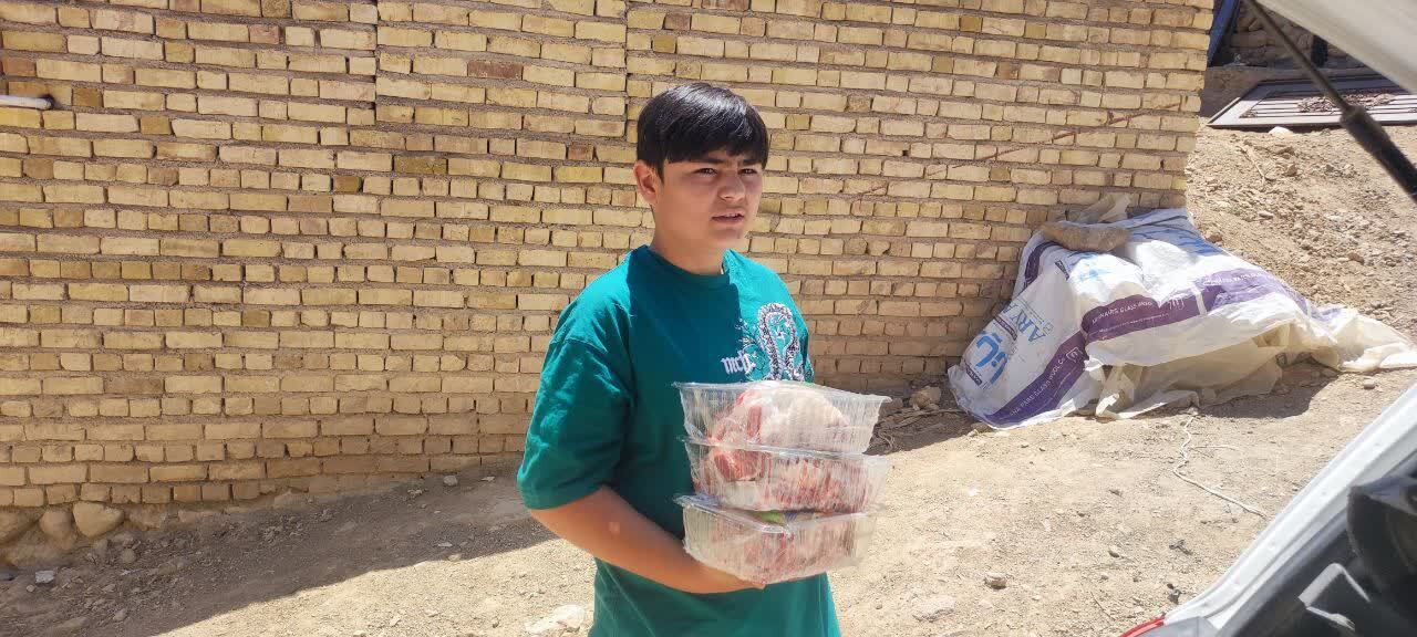 توزیع گوشت نذری بین نیازمندان روستای گردشگری توآباد